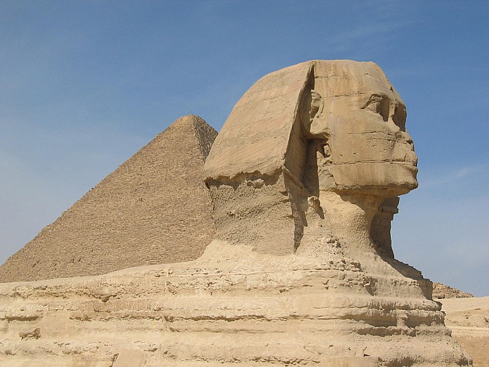 Weltberühmte Kulturdenkmäler: die Sphinx-Statue und die Pyramiden in Gizeh.