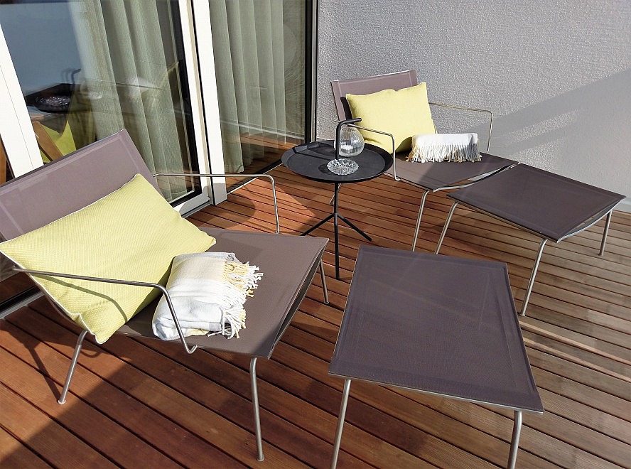 Hotel Hohenwart: Der große Balkon mit modernen Liegestühlen und einer grandiosen Aussicht runden unser Wohnerlebnis ab