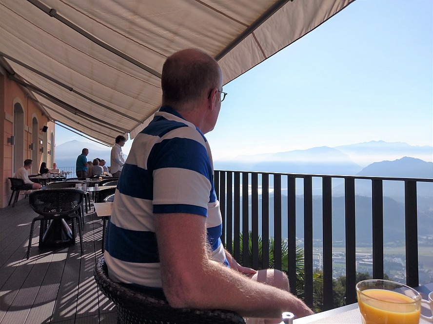 Kurhaus Cademario Hotel & Spa: Auch Axel genießt die Aussicht beim Frühstück