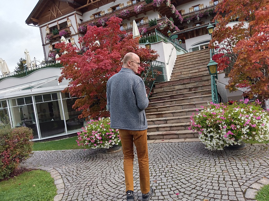 Hotel Oberforsthof: Axel freut sich über die Blumenpracht