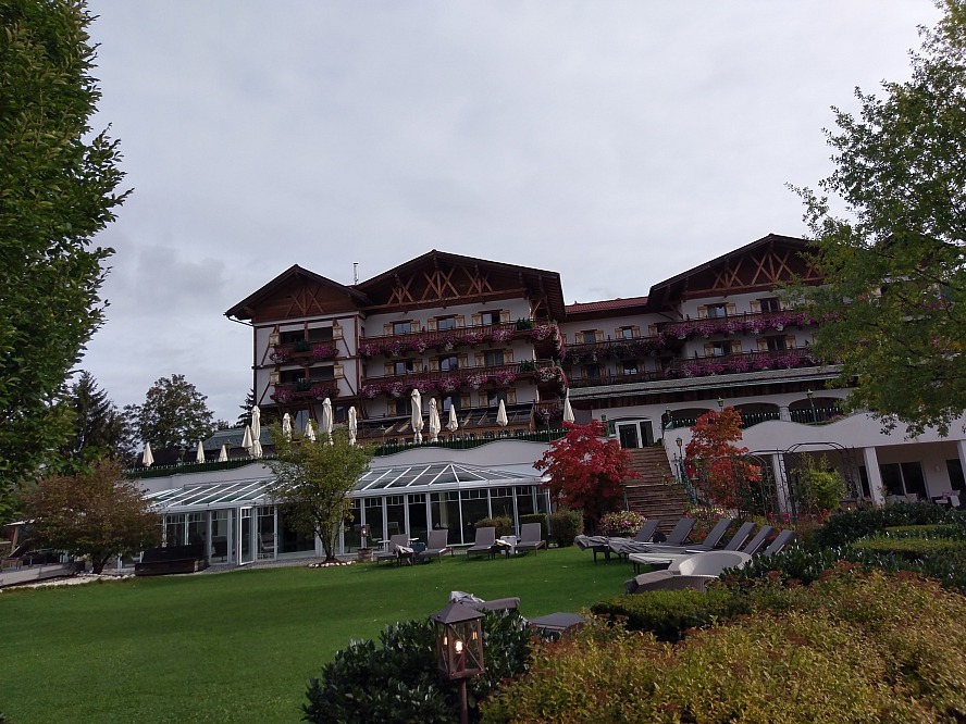 Hotel Oberforsthof: Blick vom Garten auf den Oberforsthof