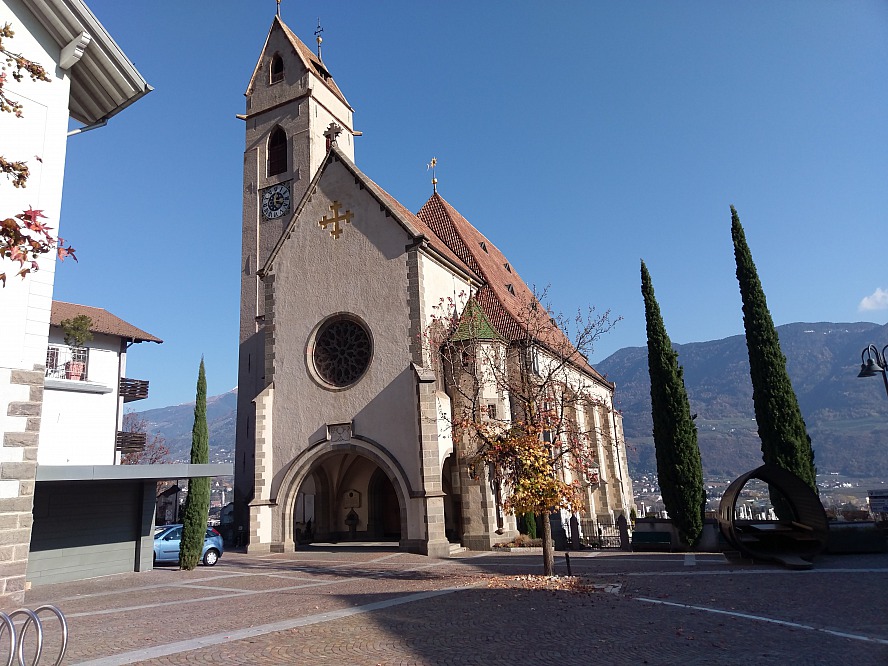 Giardino Marling: Historisches Prunkstück der Ortschaft ist die neugotische Maria Himmelfahrt Pfarrkirche