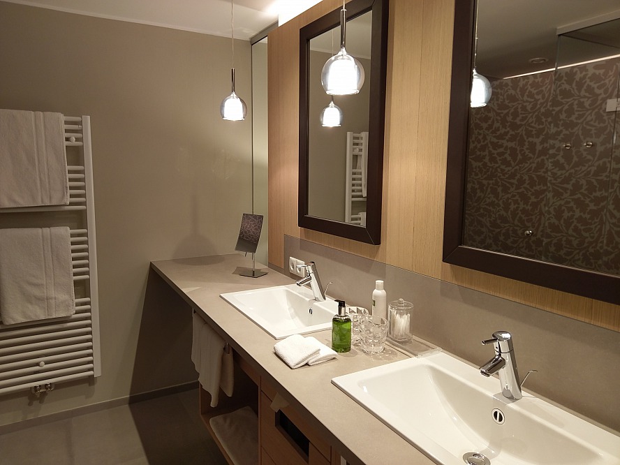 Giardino Marling: im eleganten Badezimmer gibt es genug Platz - auch zu zweit