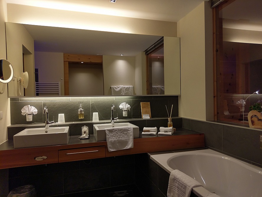 Golf & Spa Resort Andreus: Im großzügig geschnittenen Bad finden wir exclusive Duft-und Pflegelinien vor