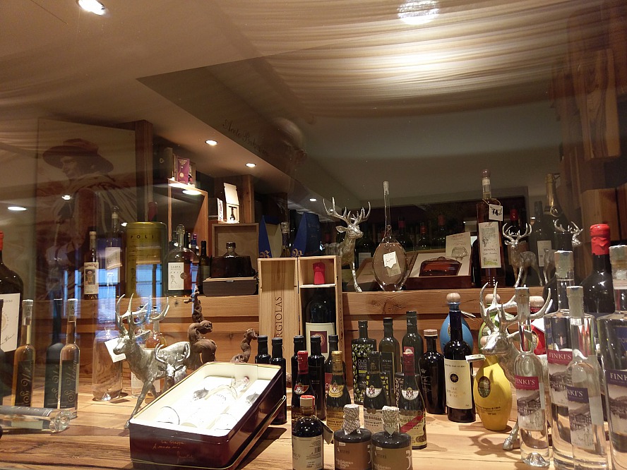 Golf & Spa Resort Andreus: im hoteleigenen Weinshop berät der preisgekrönte Sommelier des Hauses die Gäste