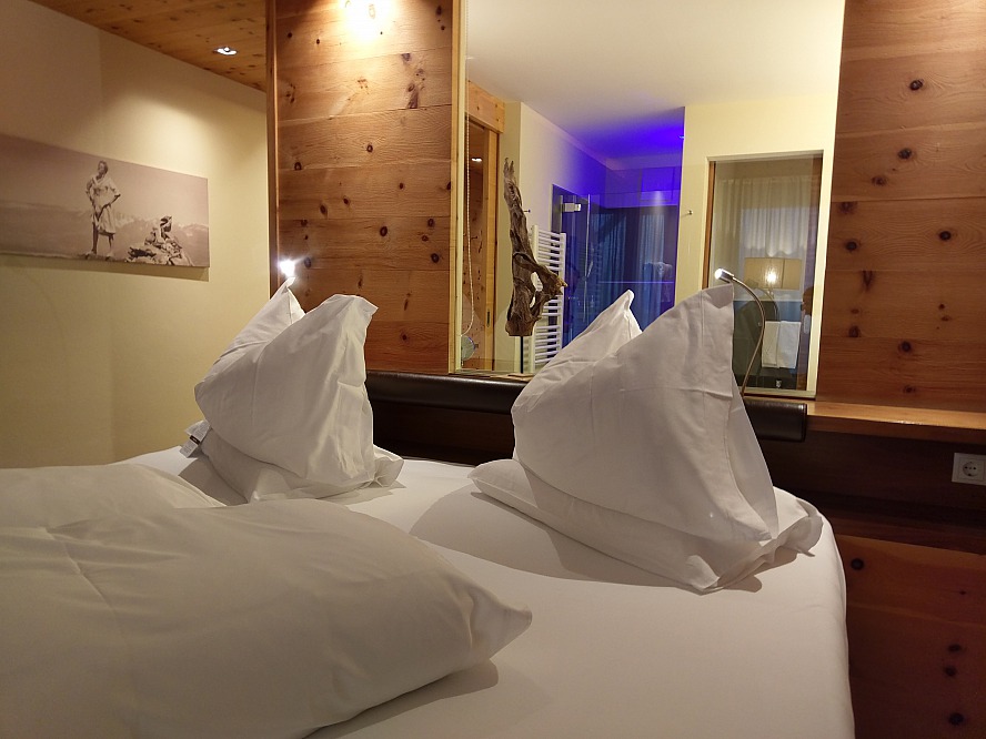 Golf & Spa Resort Andreus: In unserer Suite erwartet uns Alpines Wohngefühl verbunden mit ökologisch ausgerichteter Architektur