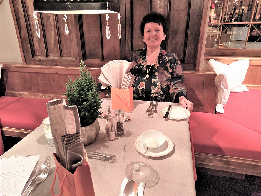 Mirabell Dolomiten Wellness Residenz: Annette Maria freut sich schon auf die Köstlichkeiten aus der Küche