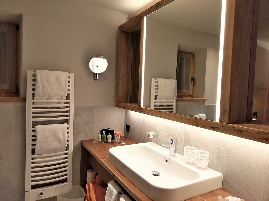 Mirabell Dolomiten Wellness Residenz: das elegante und geräumige Badezimmer