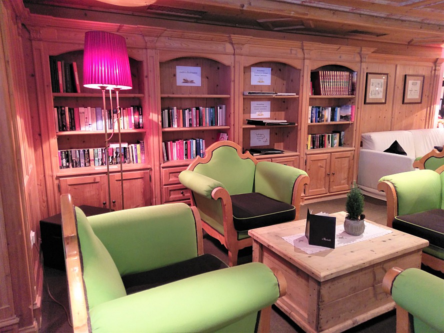 Mirabell Dolomiten Wellness Residenz: die Sessel in der Lounge sind sehr gemütlich und laden zum Verweilen ein