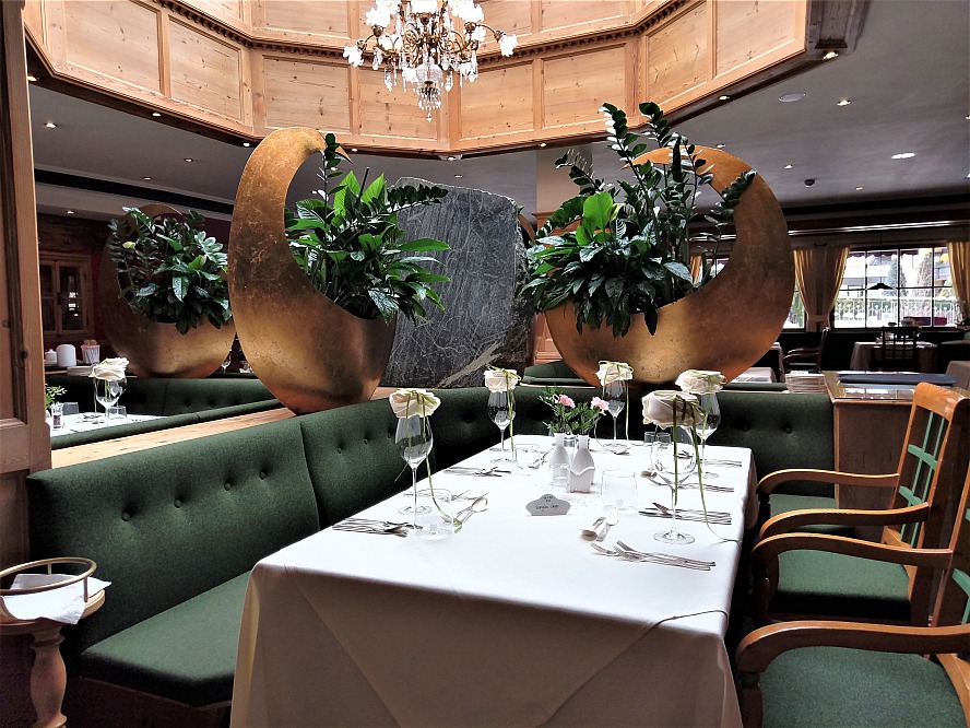 Mirabell Dolomiten Wellness Residenz: viele romantische Nischen und formvollendet gedeckte Tische verteilen sich im Restaurantbereich.