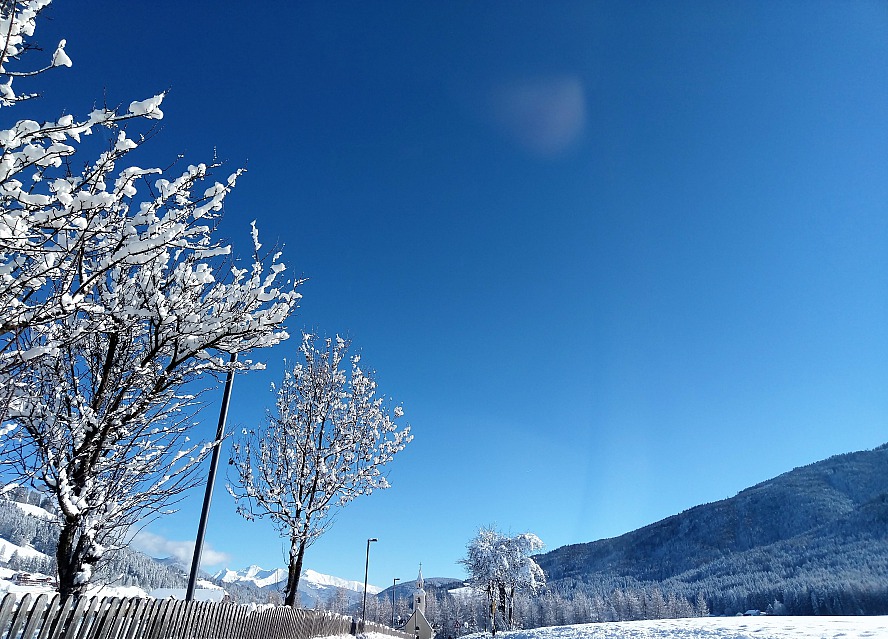 Strahlend blauer Himmel: auf unserer Fahrt vom Hotel Mirabell Dolomiten Wellness Residenz durch dieses magische Weltkulturerbe tanzt jede Zelle in meinem Körper vor Begeisterung Schneewalzer.