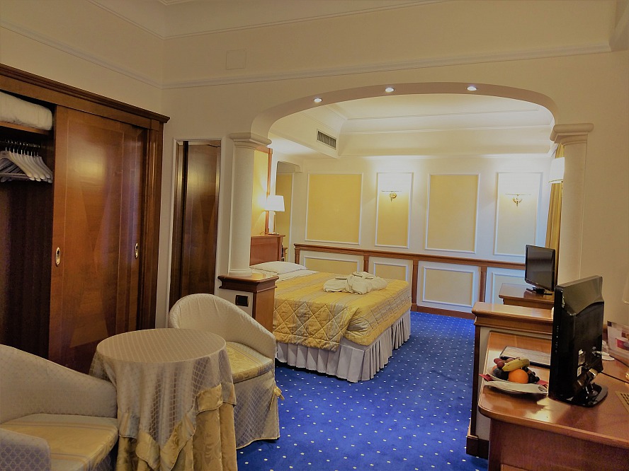 Grand Hotel Terme & Spa: Die komfortablen Möbel und angenehmen Farbkombinationen unserer Suite-Ausstattung ergeben ein behagliches Gesamtambiente