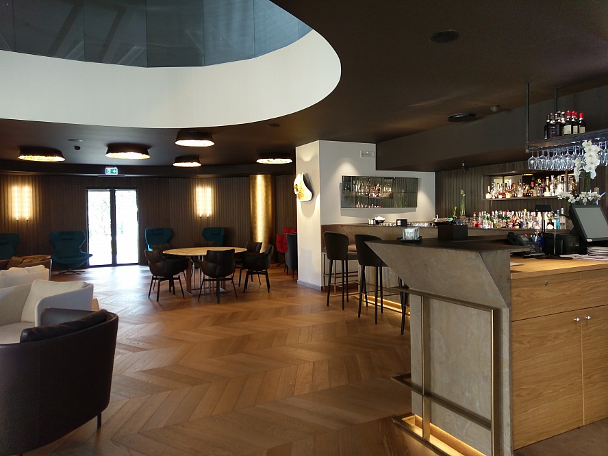 Esplanade Tergesteo: Ein echter Design-Hingucker der Lobby & Lounge Bar ist die große, minimalistische Theke.