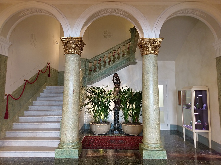 Royal Hotel SanRemo: eleganter Treppenaufgang mit Säulengang