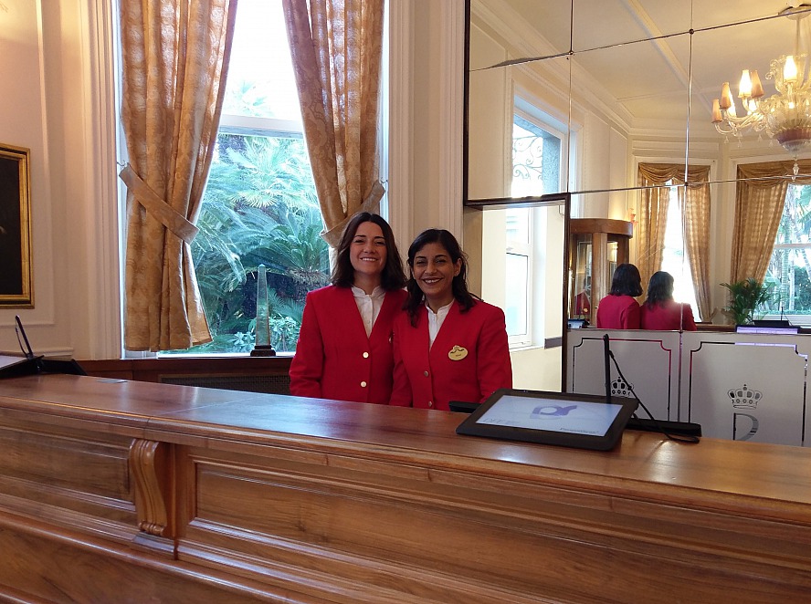 Royal Hotel SanRemo: Herzliche und überaus kompetente Mitarbeiter/innen begrüßen Axel und mich am traditionsreichen Empfang...