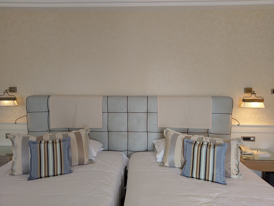 Royal Hotel SanRemo: Unser Doppelbett in der Größe von zwei Doppelbetten - Am Abend schlafen wir selig ein... 