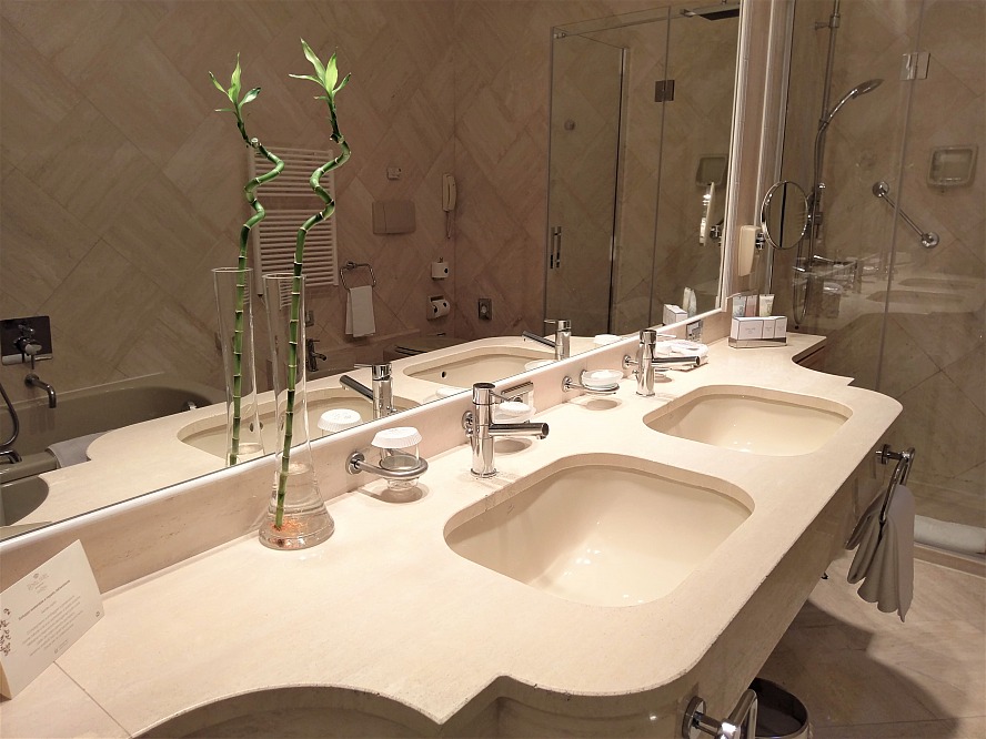 Royal Hotel SanRemo: unser großes und elegantes Badezimmer verfügt über eine getrennte Dusche und eine Badewanne, Doppelwaschbecken und Toilette samt Bidet