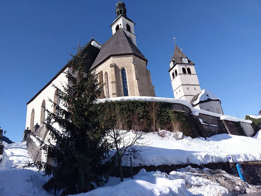 Hotel Kaiserhof: tief verschneit vor strahlend blauem Himmel