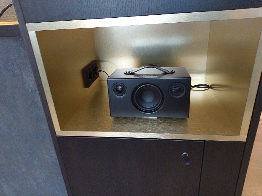 Hotel Zugbrücke Grenzau: in der Suite gibt es gleich zwei hochwertige Bluetooth Lautsprecher - wir lieben es auch unterwegs unsere Musik zu hören