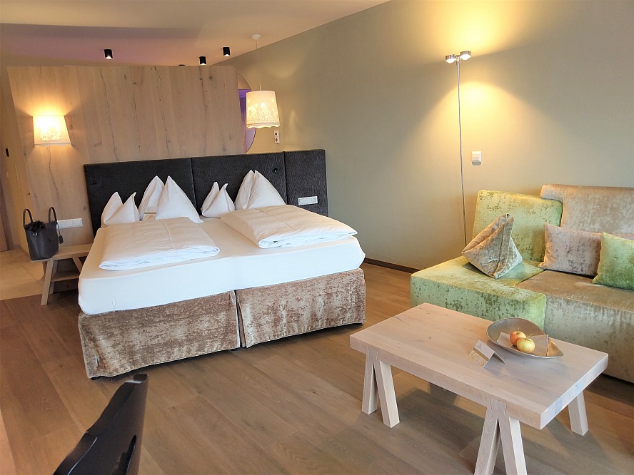 Schenna Resort: wir freuen uns über den echten Holzboden und das orthopädisch hochwertige Box-Springbett