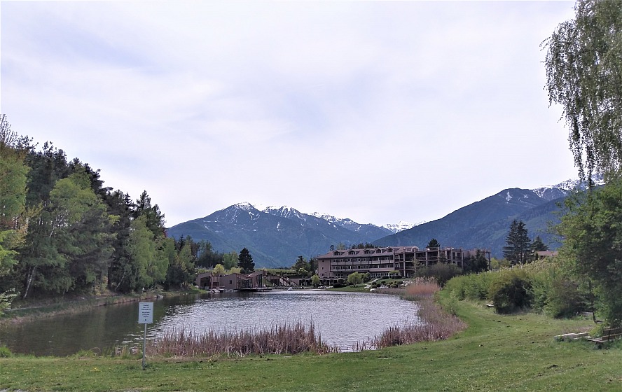 Hotel Seehof - Nature Retreat: Blick vom anderen Ende des Sees