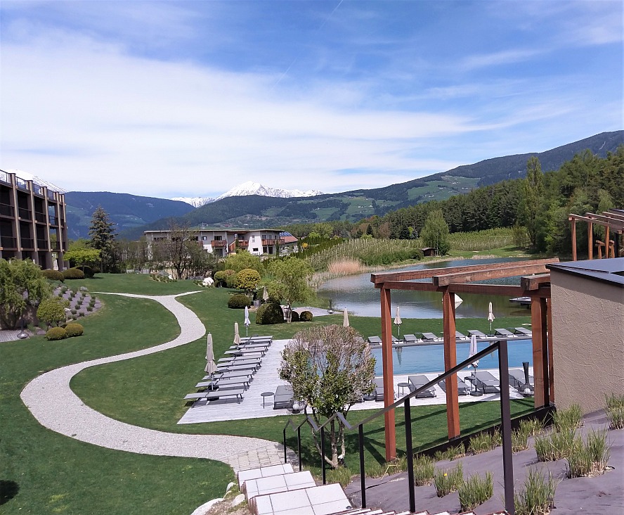 Hotel Seehof - Nature Retreat: Sanft berührt die wohlig-warme Temperatur des Wassers Haut und Sinne