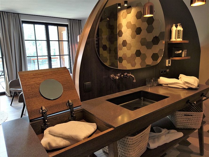 Hotel Seehof - Nature Retreat: von dem im Raum integrierten Bad sind wir begeistert