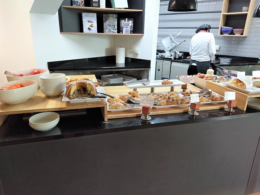 DolceVita Hotel Lindenhof: Kuchen- und Gebäckauswahl zum Frühstück - direkt neben der Eierspeisen-Schauküche