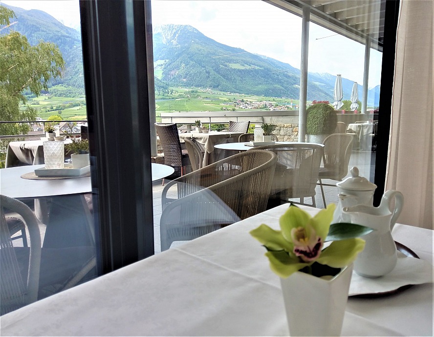 DolceVita Hotel Lindenhof: traumhafter Frühstücks-Blick auf die sanfte Südtiroler Landschaft