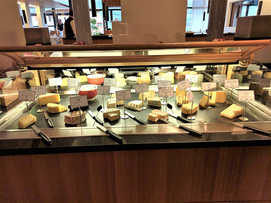 DolceVita Hotel Lindenhof: umfangreiches Käsebuffet mit wirklich köstlichen Leckerbissen