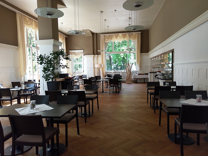 Parkhotel Gunten: eleganter Frühstücksraum