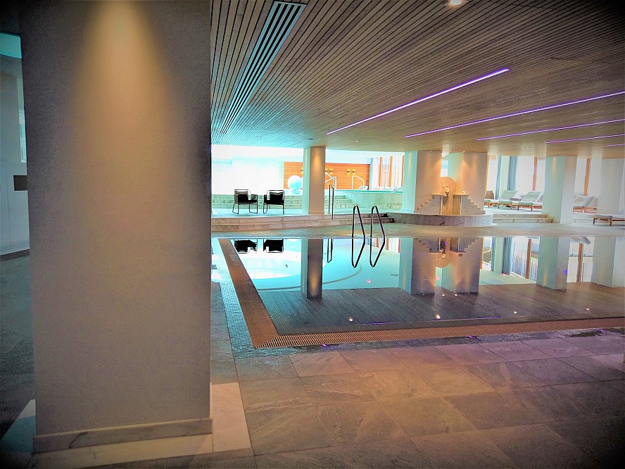 Hotel Allgäu Sonne: Der Poolbereich liegt im 2. Stock des Wellnesshotels im Allgäu und erhält dank raumhoher Fensterverglasung viel Tageslicht.