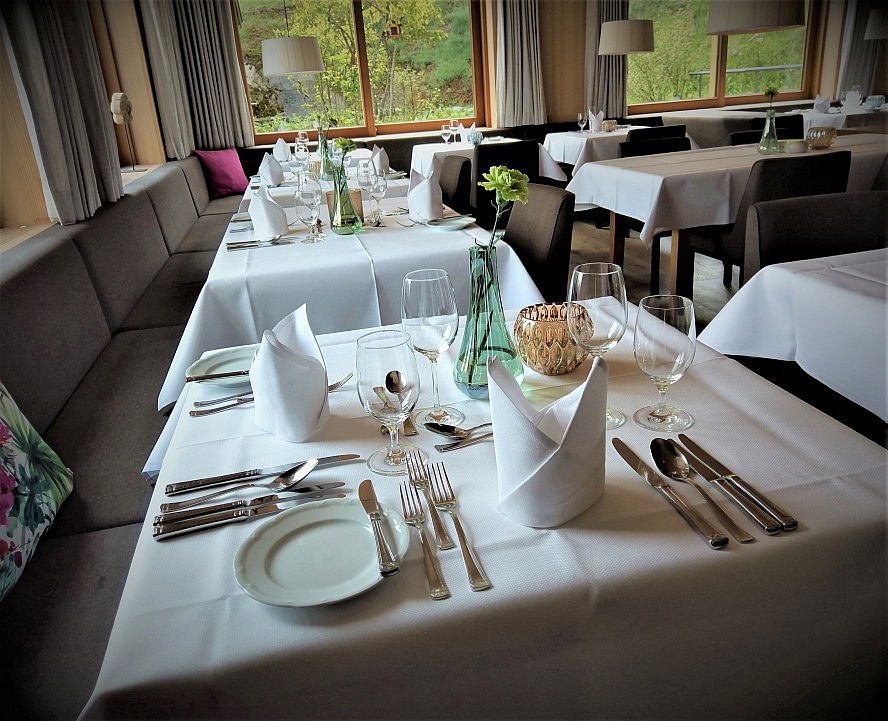Hotel Allgäu Sonne: Unser einladend eingedeckter Tisch im Restaurant