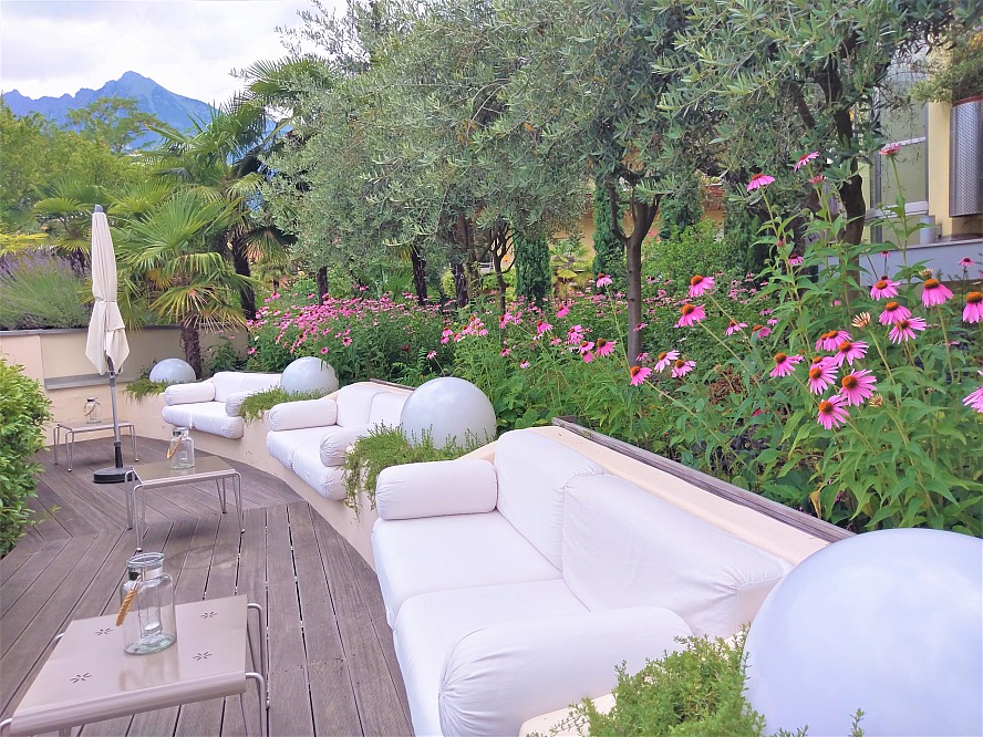 Park Hotel Mignon & Spa: einer der zahlreichen ruhigen Gartenplätze, um sich mit dem Lieblingsbuch zurückziehen