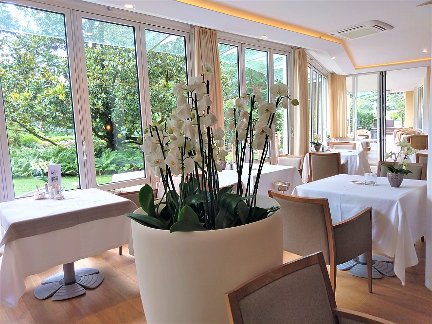 Park Hotel Mignon & Spa: im eleganten Restaurant mit Blick in den Park wirkt die Außenwelt angenehm weit entfernt.