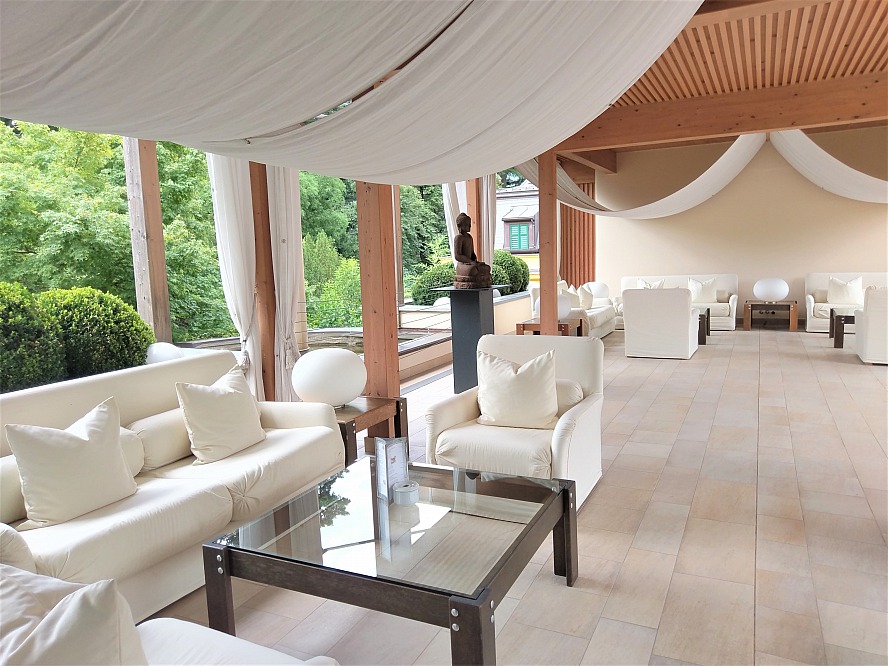 Park Hotel Mignon & Spa: Terrasse mit Couches und vielen gemütlichen Plätzen, um das Leben zu genießen