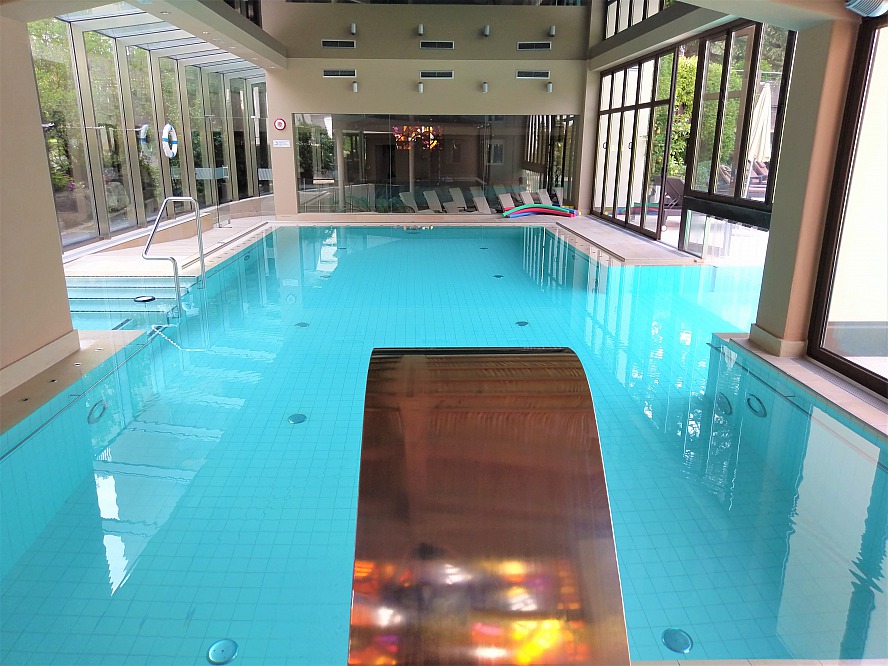 Park Hotel Mignon & Spa: Wir ziehen unsere Bahnen unter der Sonne oder im schön gestalteten Indoorbereich.