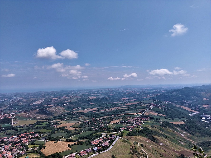 RICCI Sport-Familienhotel: Blick von San Marino auf das Meer