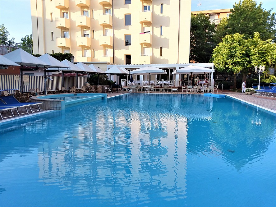 RICCI Sport-Familienhotel: Der Pool mit niedrigem Wasser ist auch für Kinder geeignet
