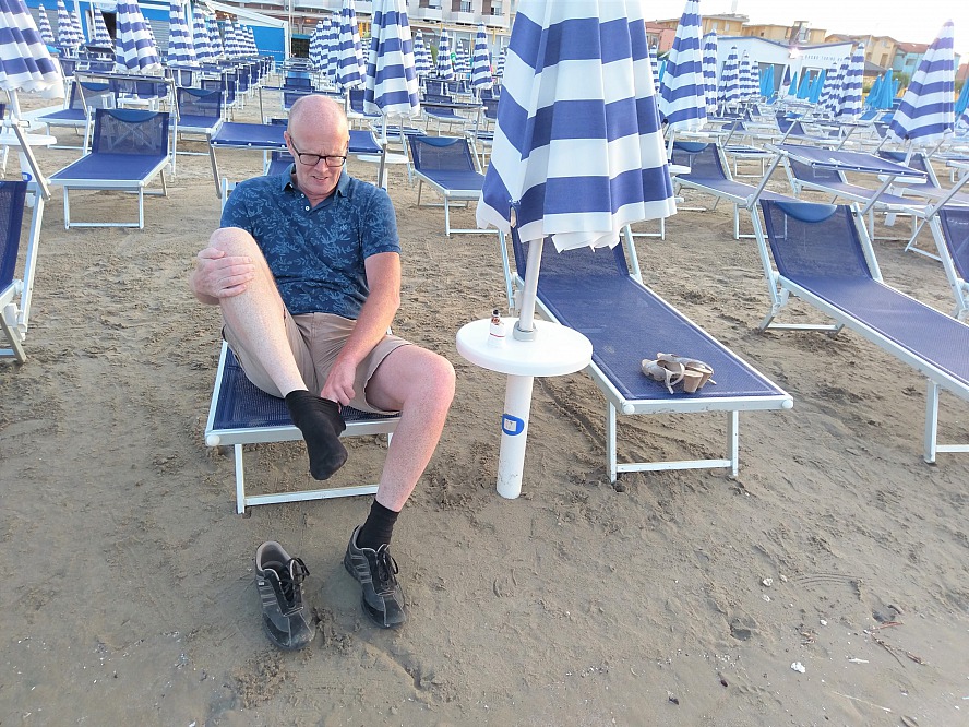 RICCI Sport-Familienhotel: Zugegeben: die endlosen Sonnenschirme und Liegestühle am Sandstrand gibt es heute noch