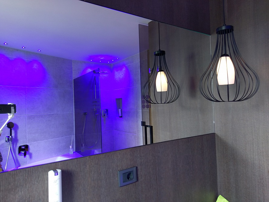 la maiena meran resort: unser elegantes Badezimmer - angenehm beruhigende Lichtspiele inklusive