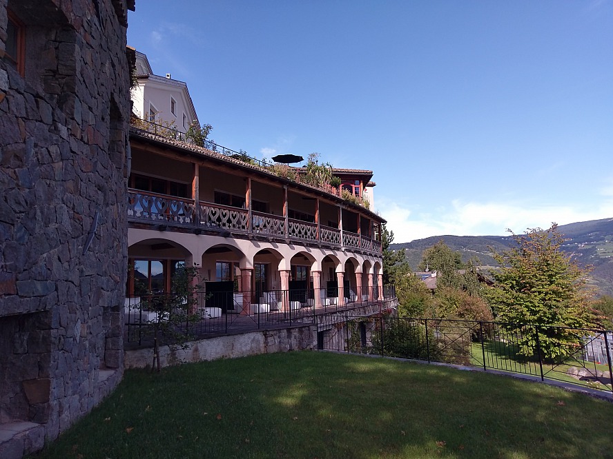 Romantik Hotel Turm: Durch seine Bauweise verfügt das historische Hotel in Südtirol über mehrere Terrassen