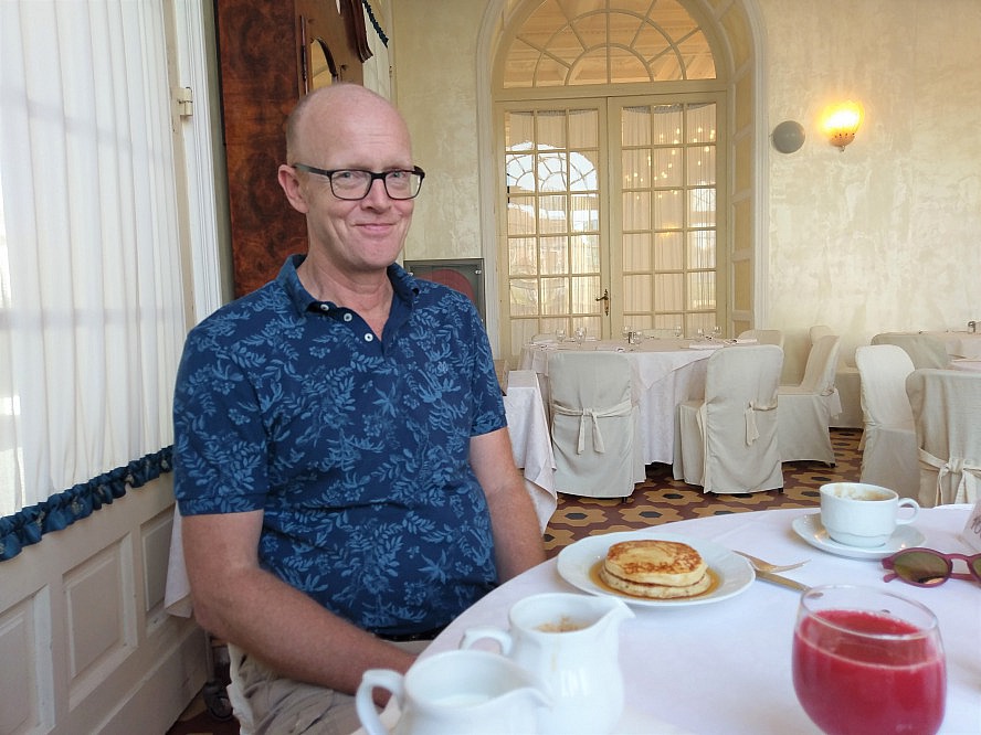 Grand Hotel Cesenatico: Axel freut sich auf seine Pancakes mit Ahornsirup