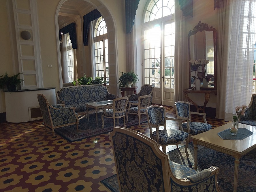 Grand Hotel Cesenatico: Der Eingangsbereich lädt zum Verweilen ein