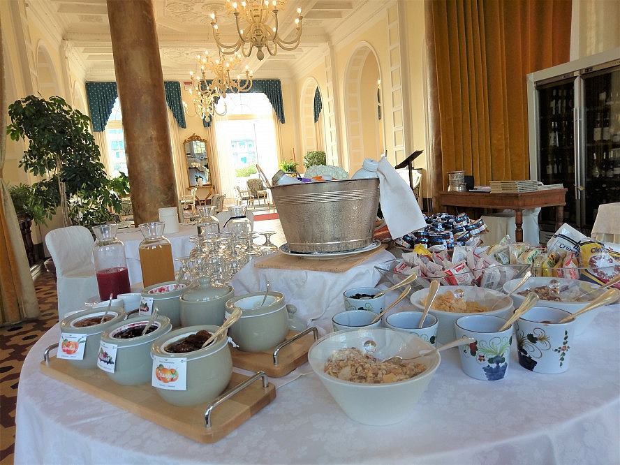 Grand Hotel Cesenatico: So beginnt der Tag für uns gut: Das Frühstück wird uns am Büfett des faszinierenden Restaurantsaals serviert