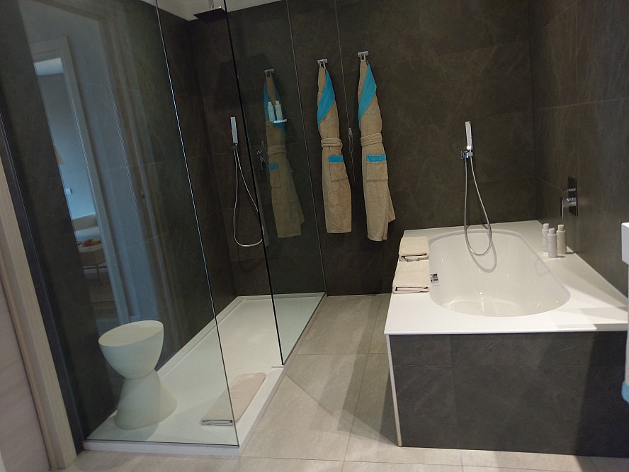 Almar Jesolo Resort&Spa: das Badezimmer - ausgestattet mit Dusche und Badewanne