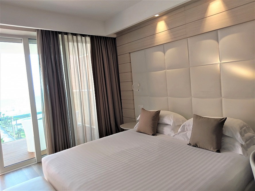 Almar Jesolo Resort&Spa: Das breite, deckenhohe Fenster mit Schiebetüren rahmt unser Schlafzimmer