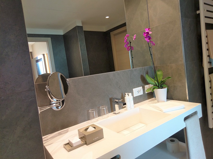 Almar Jesolo Resort&Spa: Das geräumige Badezimmer mit Dusche und Badewanne ist sowohl vom Schlaf- als auch vom Wohnbereich aus zugänglich
