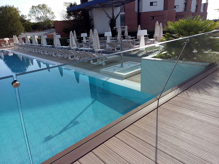 Almar Jesolo Resort&Spa: Das kristallklare Hellblau des 70 m langen auf 27-30 Grad Celsius beheizten Pools