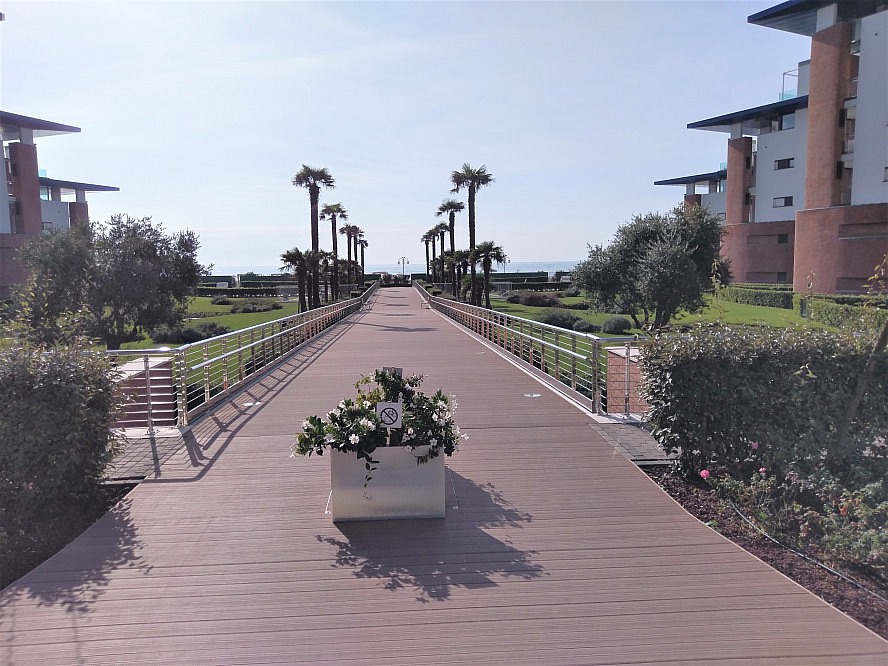 Almar Jesolo Resort&Spa: der Weg, der uns bis zum Ufer führt und wo wir die Ruhe in der Vertraulichkeit unserer Sonnenliege wiederfinden